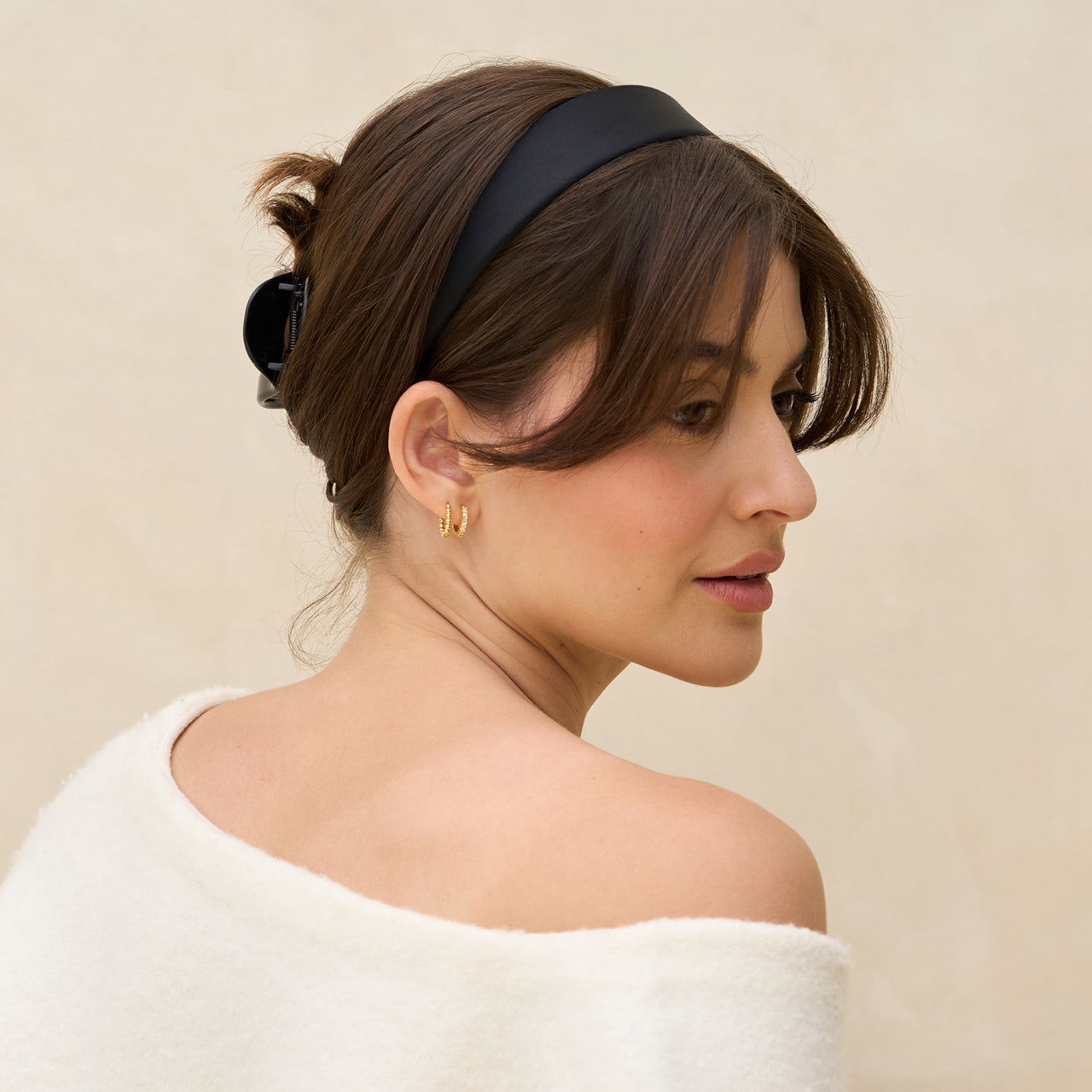 Schwarz- und schokoladenbraune Satin- und Samtstirnbänder