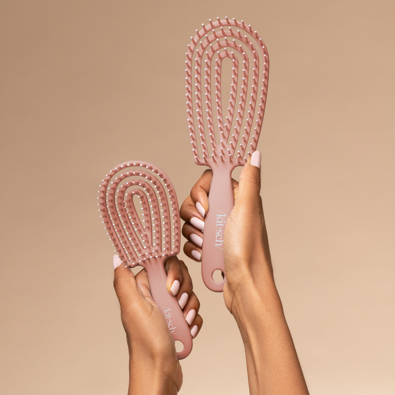 Model using the Kitsch Terracotta Detangling Flexi Brush Mini on hair